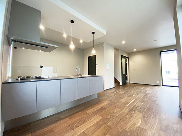 ご家族みんながゆったりくつろげる広々リビング。 