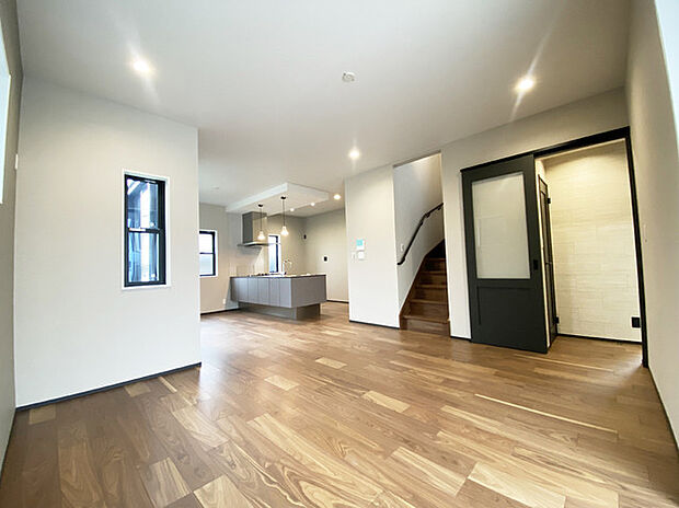 家族が自然に集りそうな広さが魅力のＬＤＫ。 