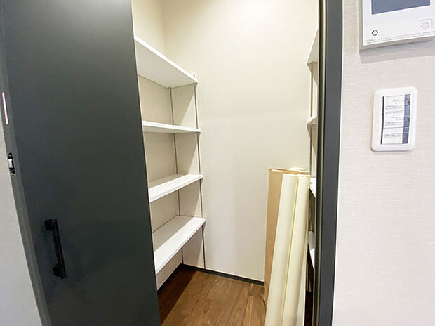 キッチンの脇に、この収納があるだけで、キッチン動線が変わりますね。 