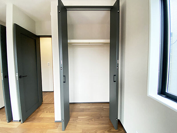 たっぷり収納で、お部屋の中はいつもキレイに片付きそうですね。 