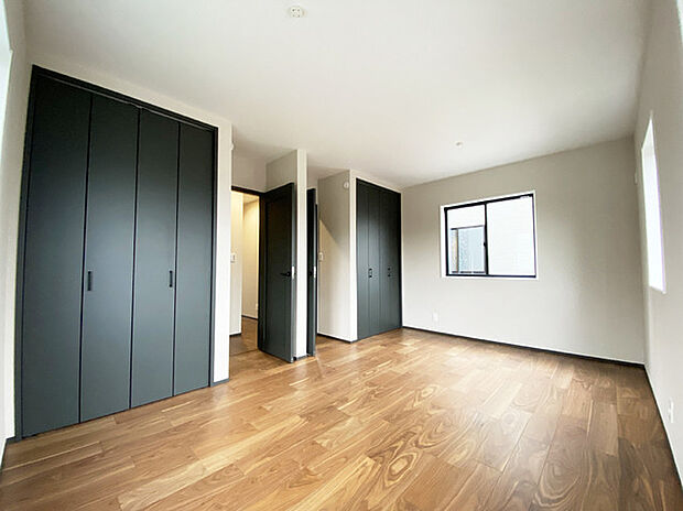 将来は間仕切りで。洋間二部屋分に対応可能な洋室。 