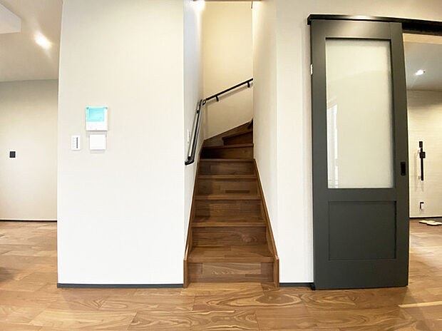 階段には手すりがついています。