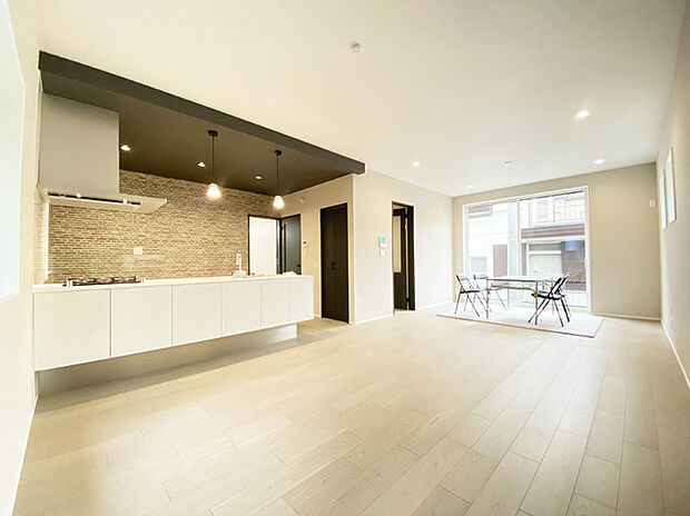 ご家族みんながゆったりくつろげる広々リビング。 