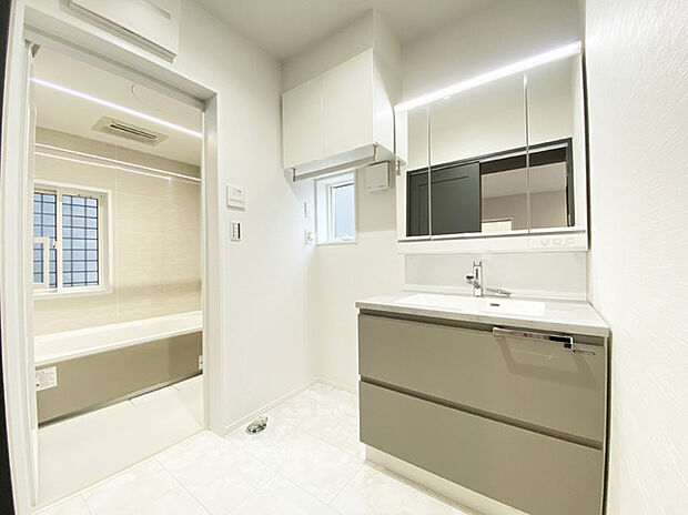 収納豊富な三面鏡付洗面化粧台。水回りのあれこれがキレイに収まりそうですね。 