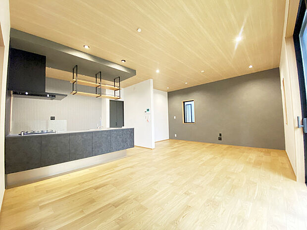 ご家族みんながゆったりくつろげる広々リビング。 