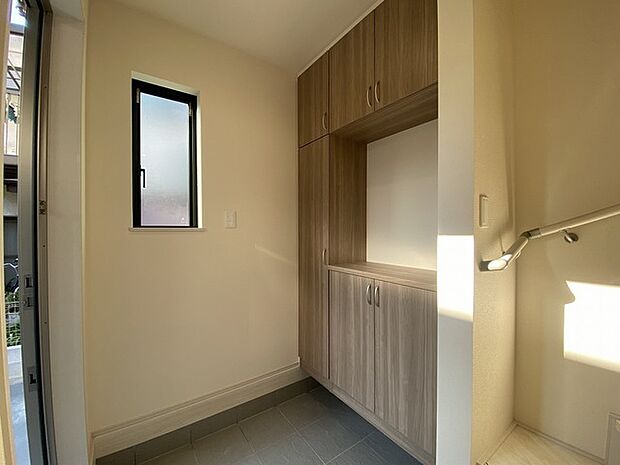 玄関を開けたらシューズボックス、使いやすい配置です。 