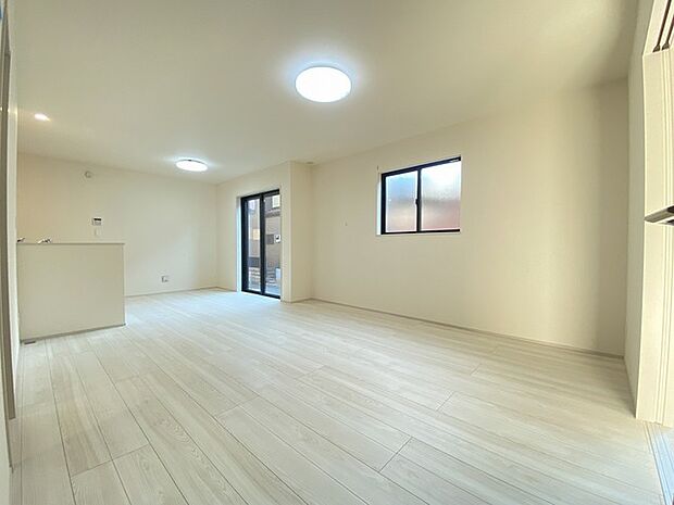 ご家族みんながゆったりくつろげる広々リビング。 