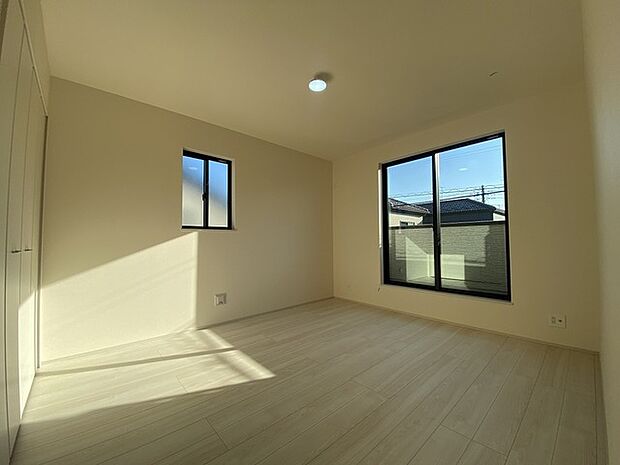 住宅街の2階南向きのお部屋です。日当たりはご覧のとおり。 