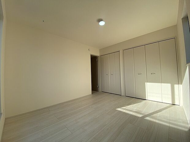 バルコニーからはたっぷりと太陽の光が舞い込みます。 