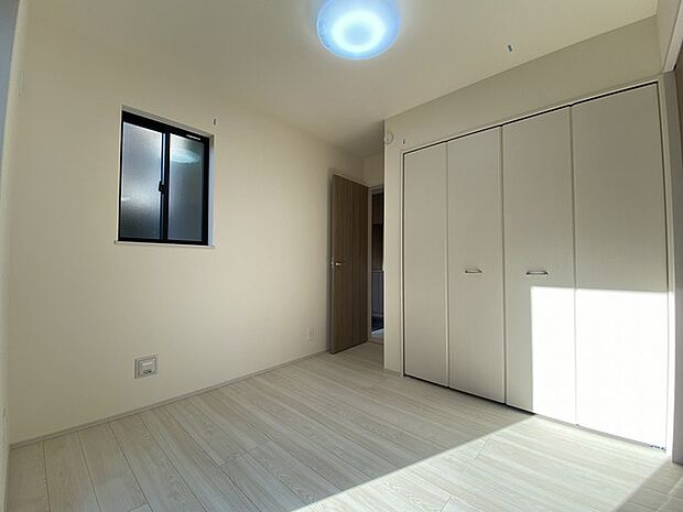 新築の木の匂いのする室内。写真では伝わらないので、ぜひ現地でお確かめください。 