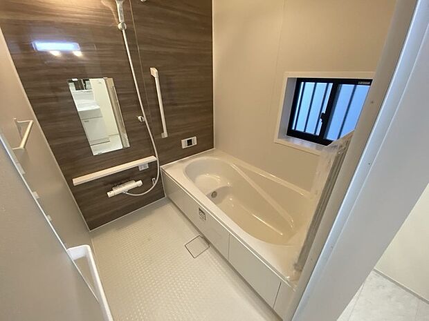 広々1坪タイプのゆったり浴室ユニット。防カビ・抗菌素材なのもうれしい。