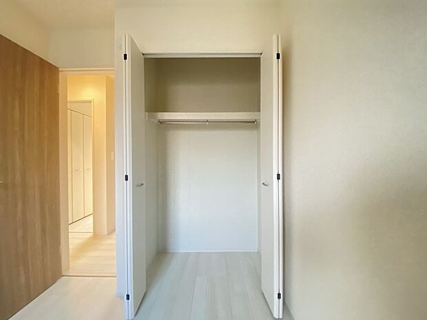 お絵かき、工作、自由研究。お子様の思い出もたっぷり収められる大型収納。