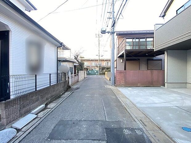 幅員の狭い道ですが、車通りの少ない住宅街に立地してます。