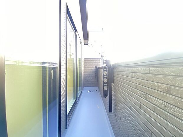 らくらくお洗濯を助ける広いバルコニー。