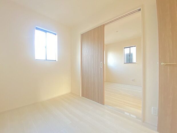 各居室には収納がついています。