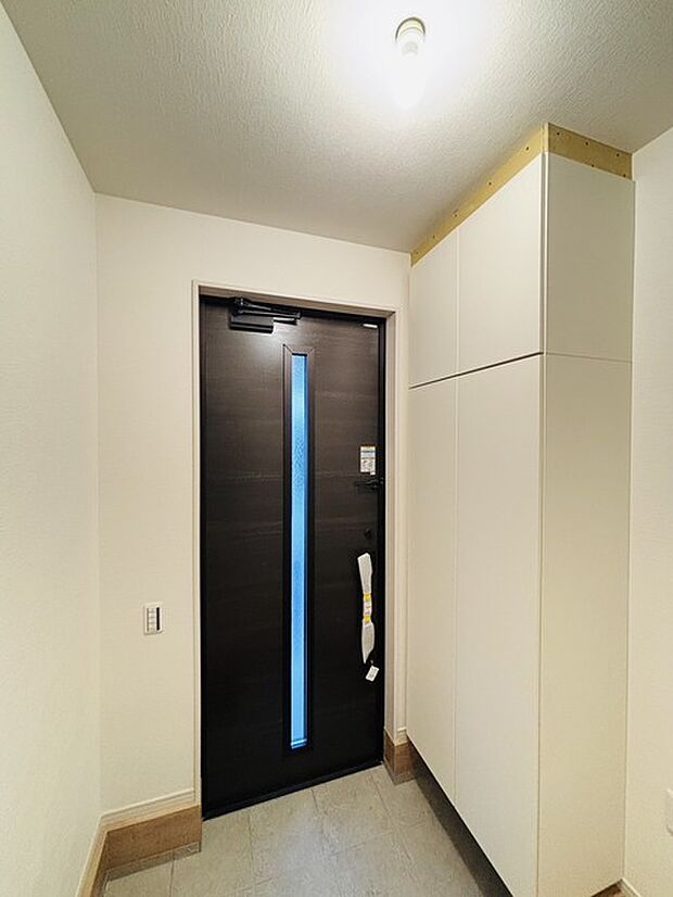 誰も住んだことのない家の玄関スペース。あたらしい木のにおいを感じていただけると思います。 