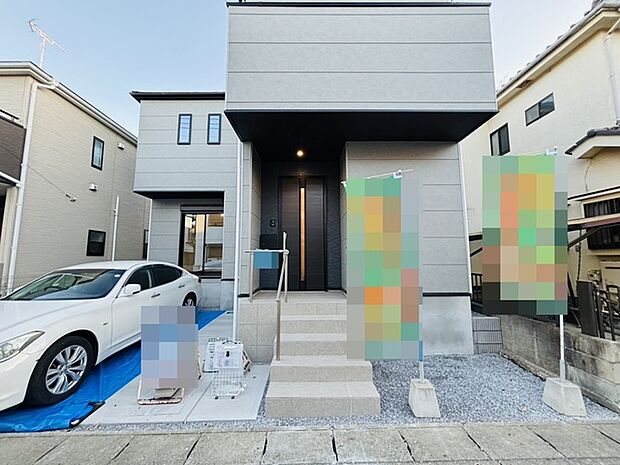 ポーチのついた新築分譲物件。玄関の印象はいかがでしょうか？入口からご覧ください。 