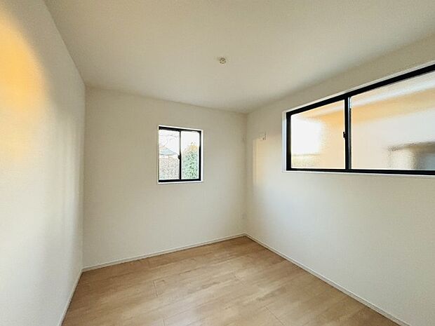 新築の木の匂いのする室内。写真では伝わらないので、ぜひ現地でお確かめください。 