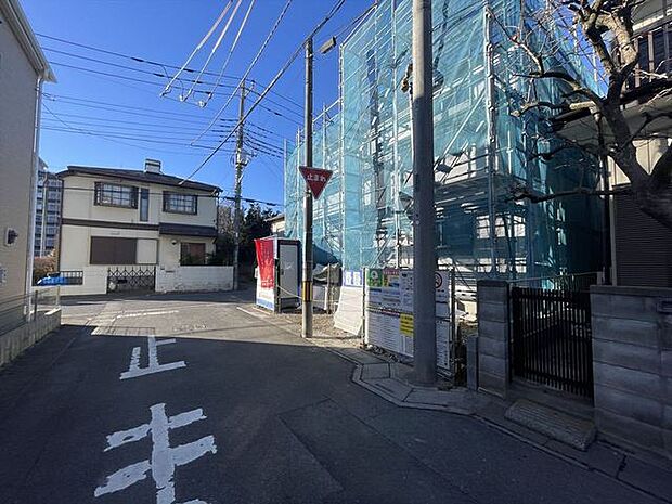 幹線道路から1本入った現地は、想像以上に静かに感じられます。