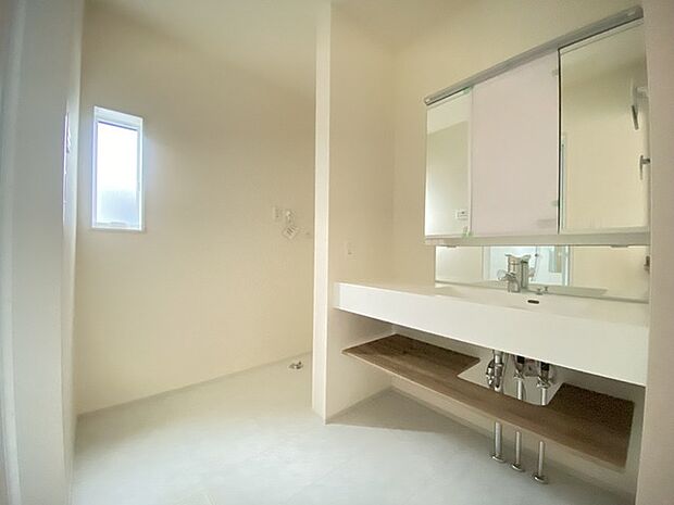 洗面化粧台は清潔感の漂うホワイトをベースカラーに、シンプルなデザインで。