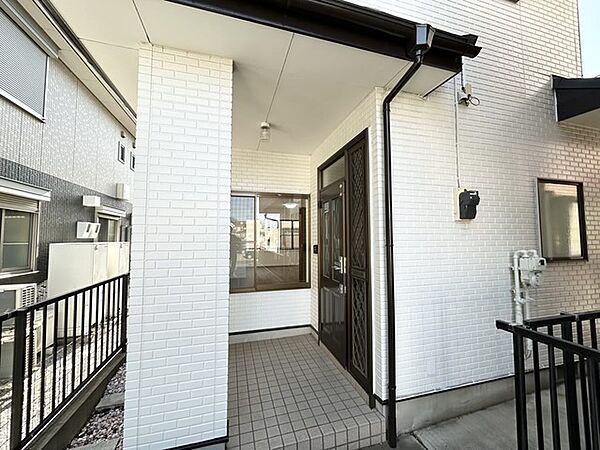 アプローチからの玄関がおしゃれな住宅。出発も帰宅も楽しみになるかも。