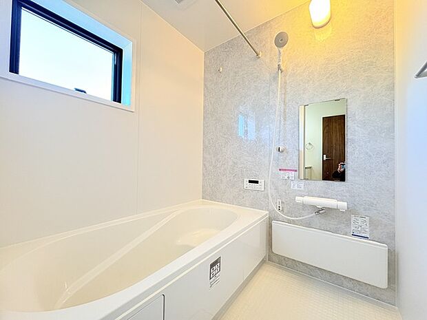 浴室は湿気がたまりやすく、換気扇だけでは心配。。。窓をあければお風呂がカラっと乾きます。