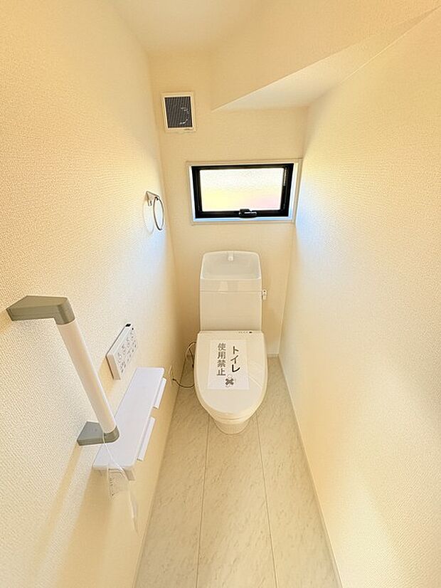 お掃除らくらく。便座脇の操作盤をなくした、リモコンタイプのお手洗い。