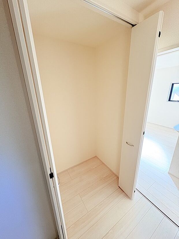 廊下や玄関の共用部には、こんな収納があるととっても便利です。