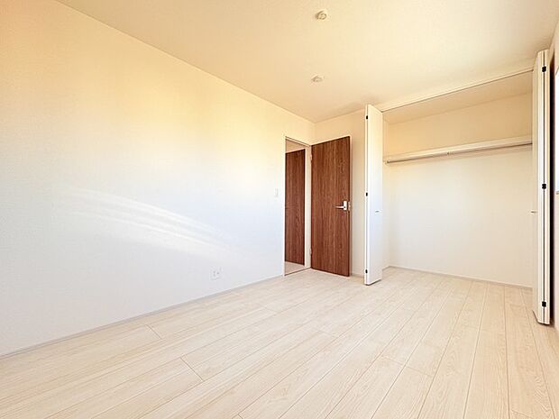 新築の木の匂いのする室内。写真では伝わらないので、ぜひ現地でお確かめください。