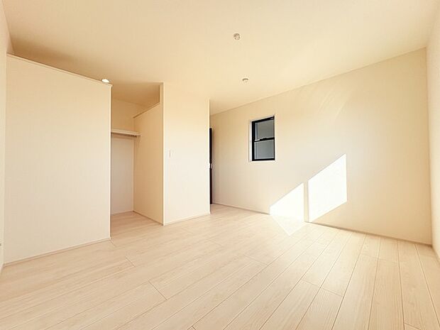 大きな窓から明るい日差しが差し込みます