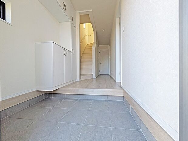 玄関を開けたらシューズボックス、使いやすい配置です。