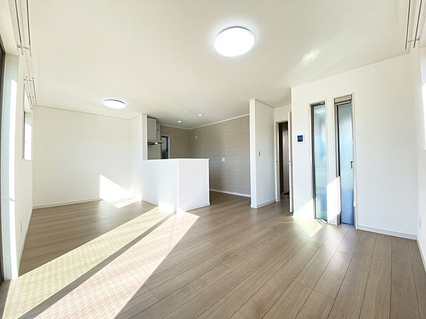 家族が自然に集りそうな広さが魅力のＬＤＫ。 