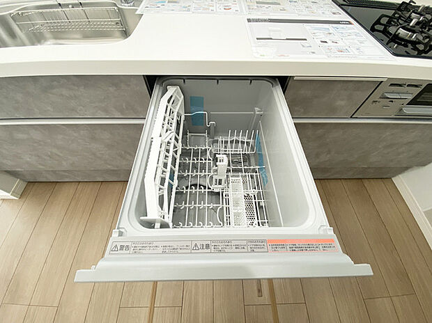 食器洗乾燥機付きでご家族の食器もスッキリピカピカに。 