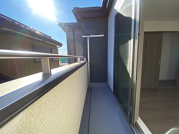 ゆとりの広さを確保したバルコニー。お布団を干すのも、この広さならラクラク。 