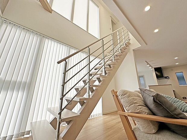 おしゃれなシースルー階段のLDK