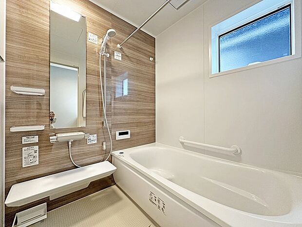 広々1坪タイプのゆったり浴室ユニット。防カビ・抗菌素材なのもうれしい。