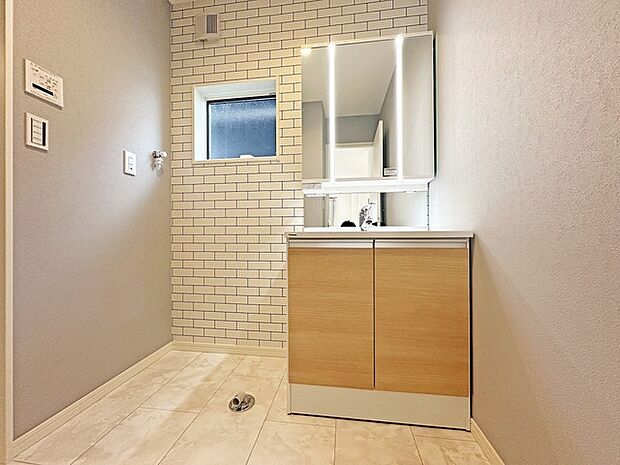 たっぷりの収納を設けたシャワー付洗面台で快適な暮らし。