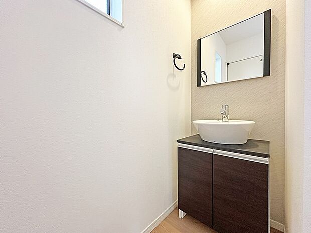 あると便利な玄関に手洗いがございます。