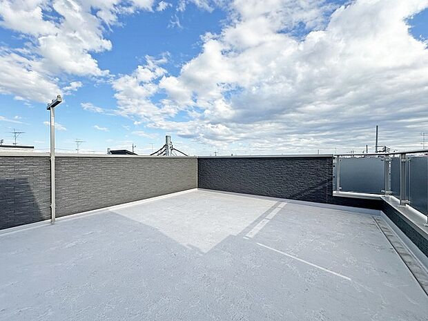 ゆとりの広さを確保したスカイバルコニー。お布団を干すのも、この広さならラクラク。