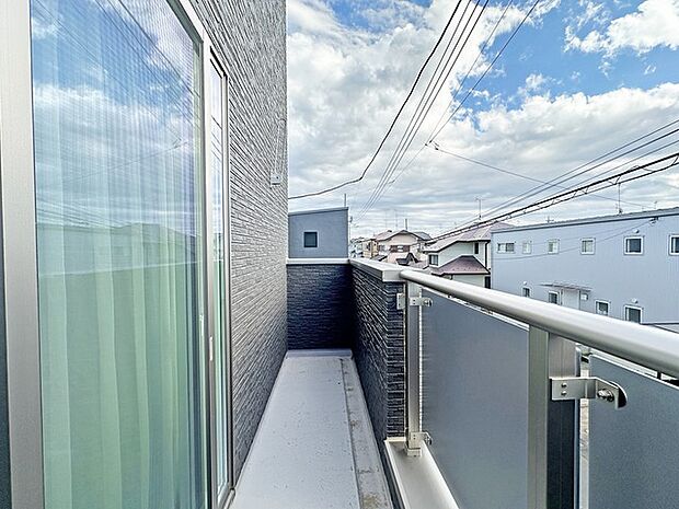 らくらくお洗濯を助ける広いバルコニー。