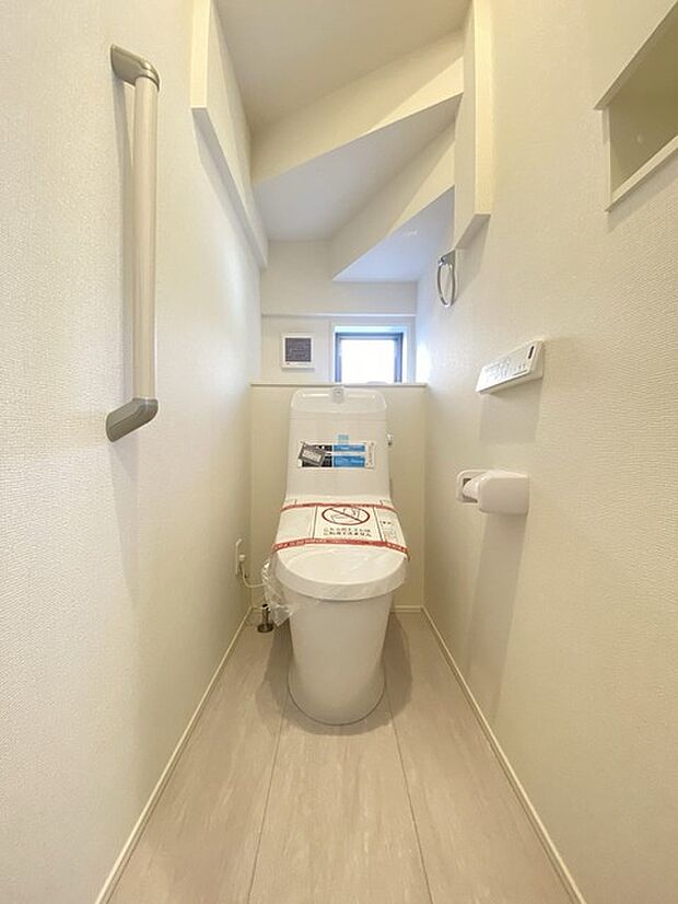 注目度の高いお手洗い。ちゃんとウォシュレット機能ついてます。