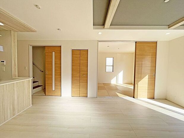 何かとものがあふれやすいリビングに、ちょっと一工夫。うれしい収納空間。 