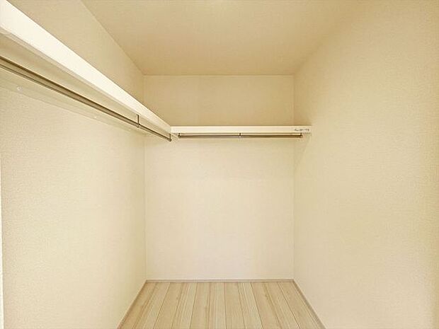 収納力と使い勝手がうれしいウォークインクローゼットがあります