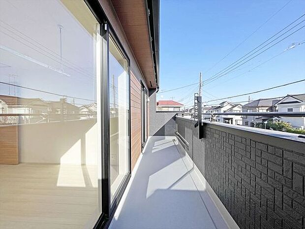 らくらくお洗濯を助ける広いバルコニー。