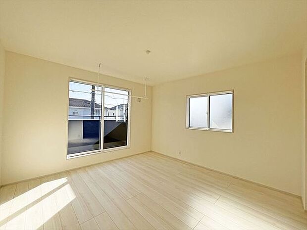 南向きの大きな窓から、たっぷりの陽射しが射し込みますね。 