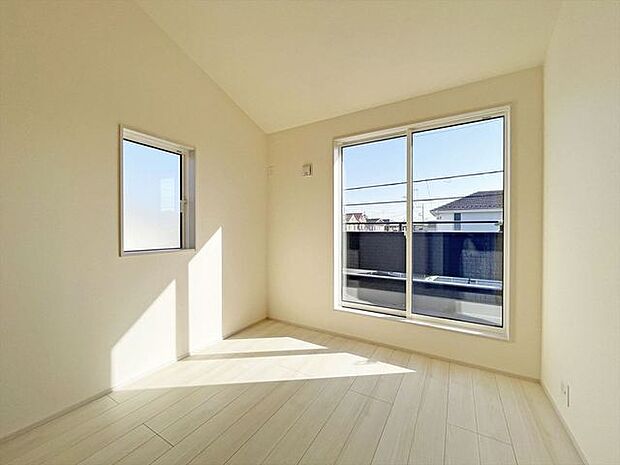 たっぷりの陽光と、心地よい風が舞い込みます。