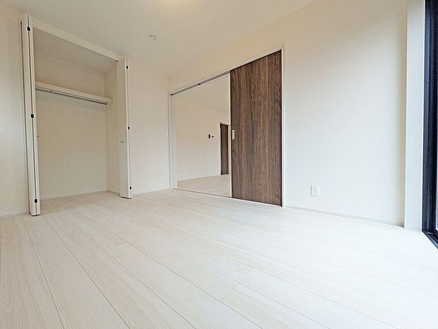 リビングと一体のように使えるお部屋。キッチンからもよく見えます。