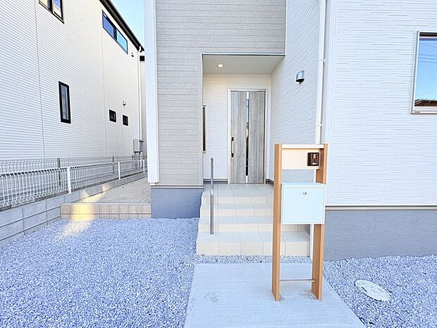 ポーチのついた新築分譲物件。玄関の印象はいかがでしょうか?入口からご覧ください。
