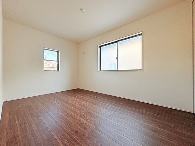 新築の木の匂いのする室内。写真では伝わらないので、ぜひ現地でお確かめください。