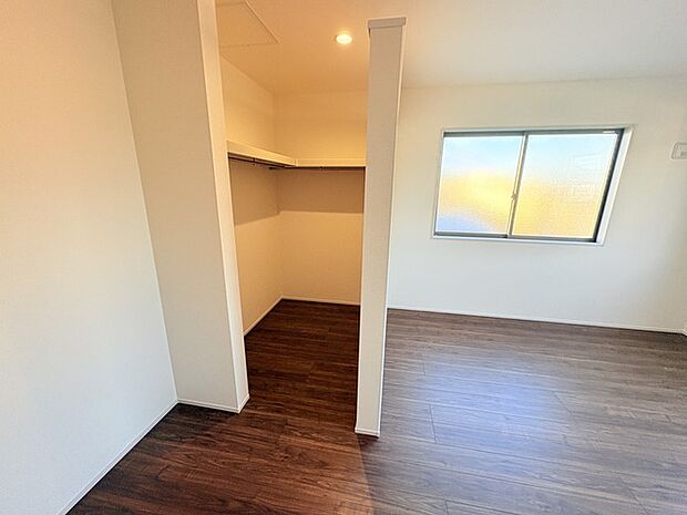 収納力と使い勝手がうれしいウォークインクローゼットがあります